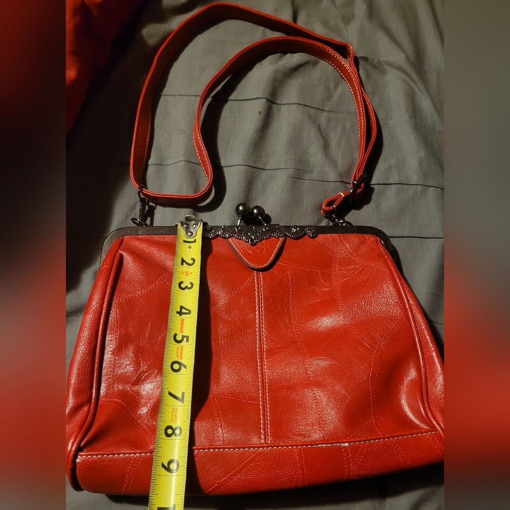 Retro style vegan leather purse with sexy kiss-lock closure. - Picture 12 of 12